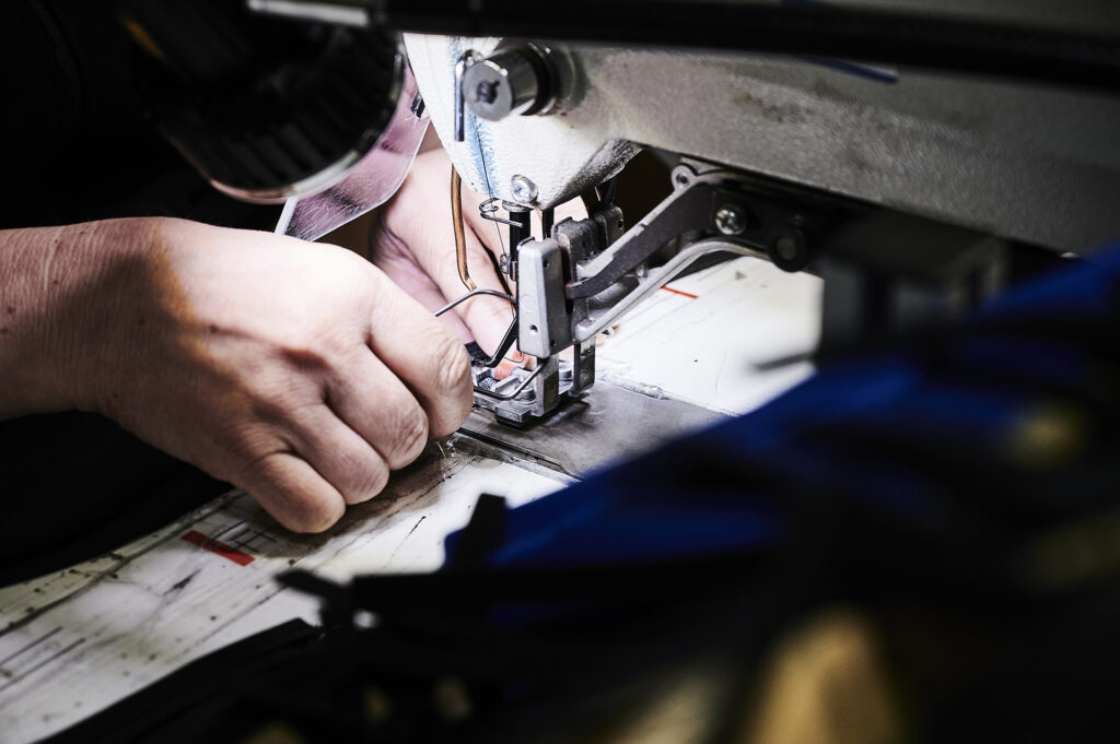 Mitarbeiter an der CNC Nähmaschine