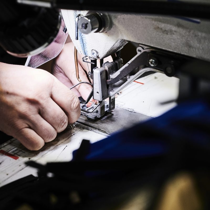 Mitarbeiter an der CNC Nähmaschine